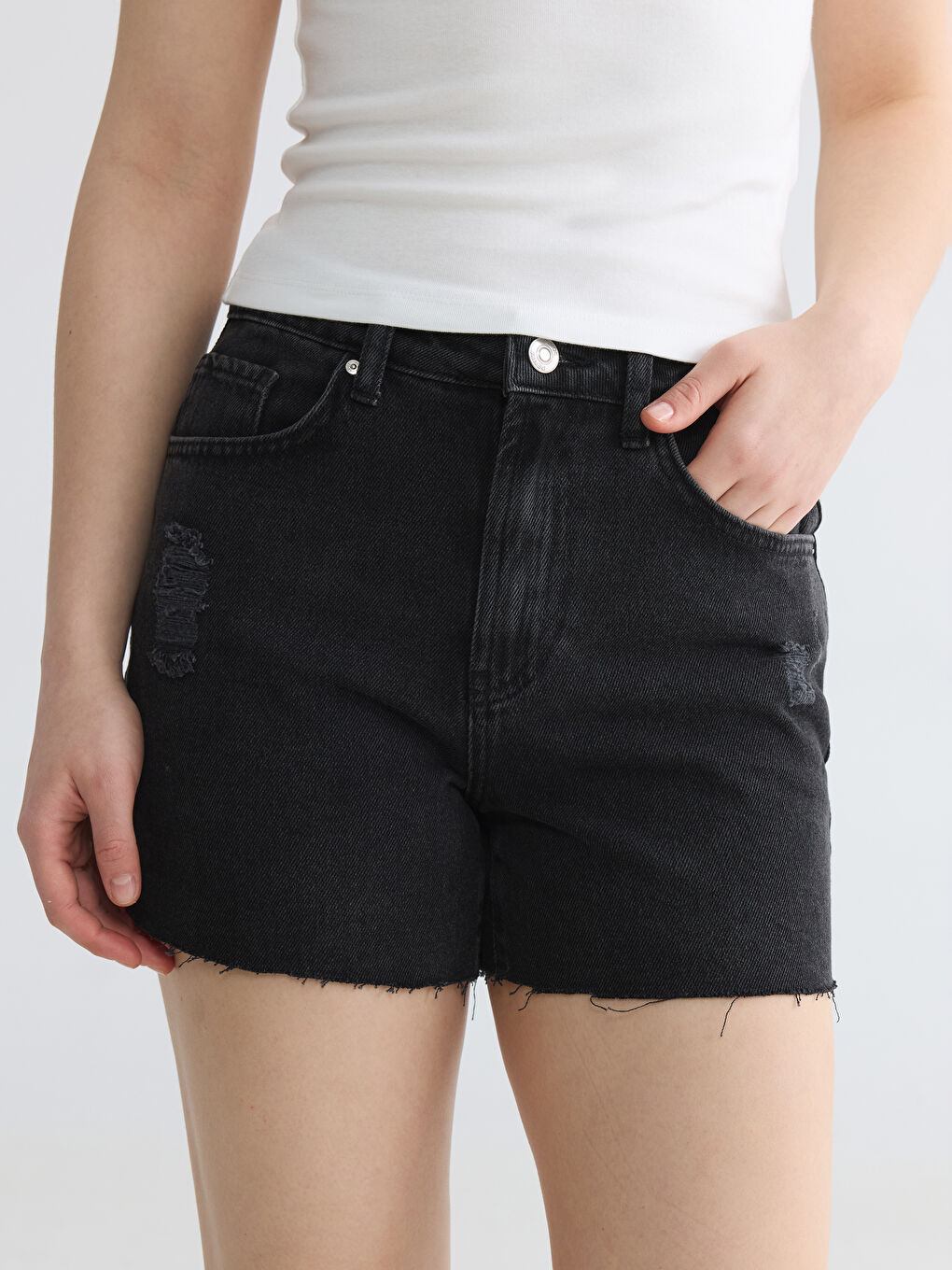 Siyah Yüksek Bel Yırtık Detaylı Kadın Jean Şort-2