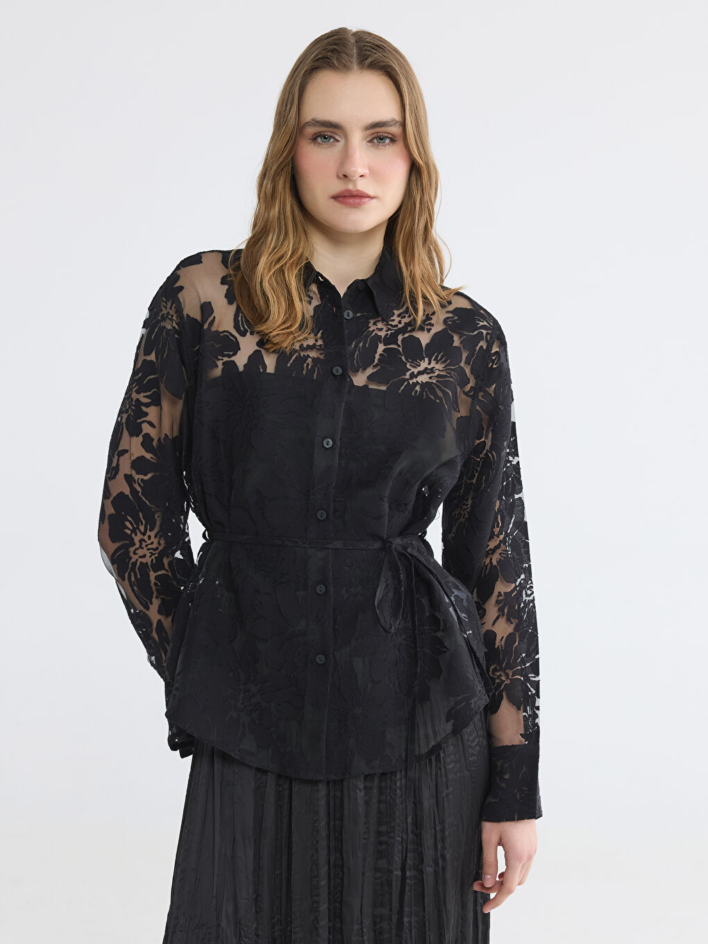 Siyah Çiçek Kuşaklı Kadın Gömlek