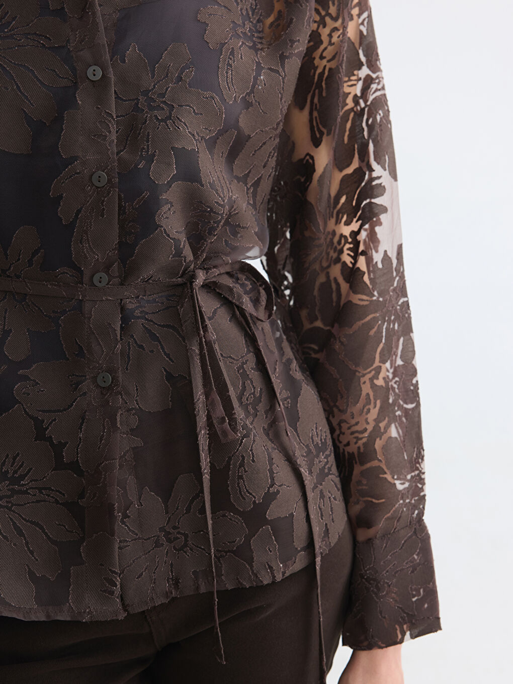 Дамска сатенена риза с флорален десен и колан от плат-2