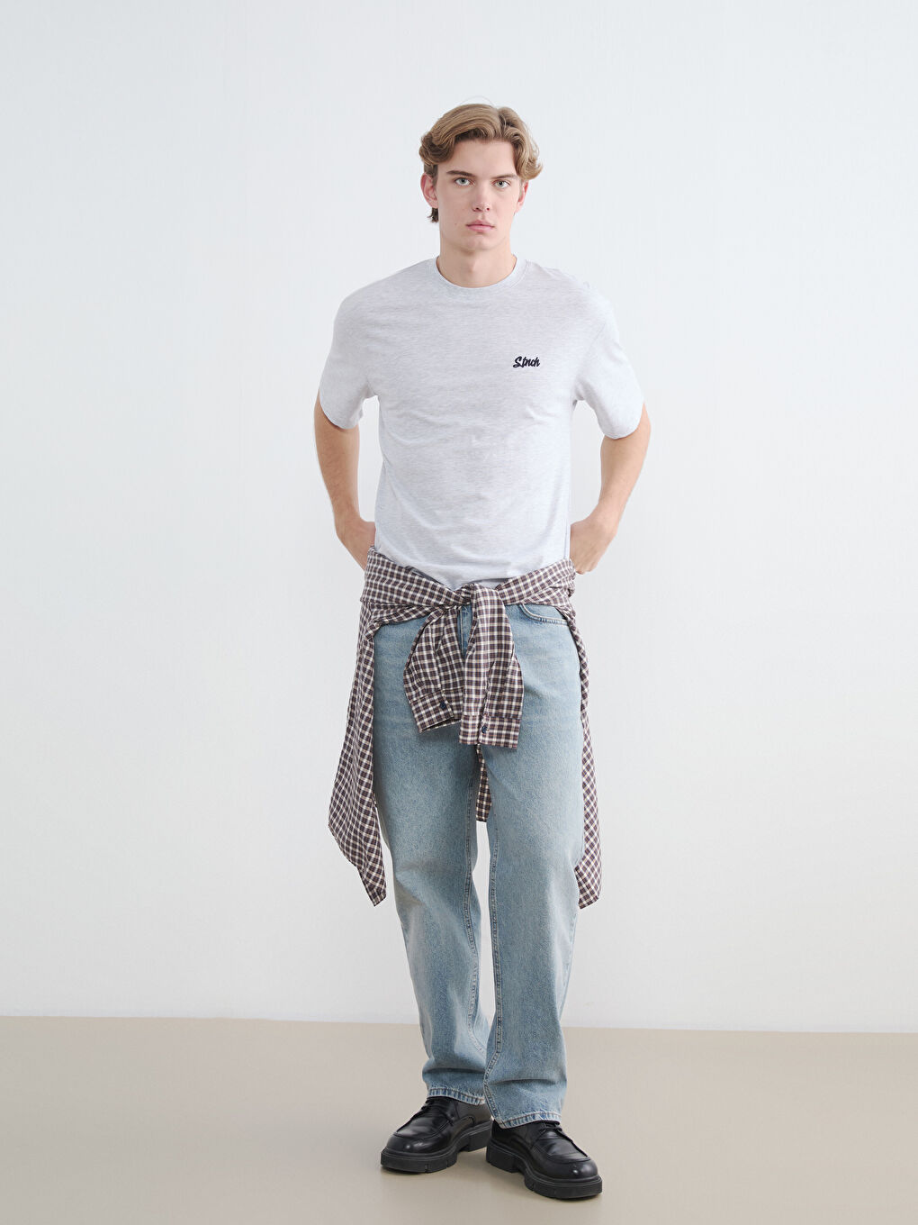 Beyaz Bisiklet Yaka Nakışlı Erkek Penye Tişört-1