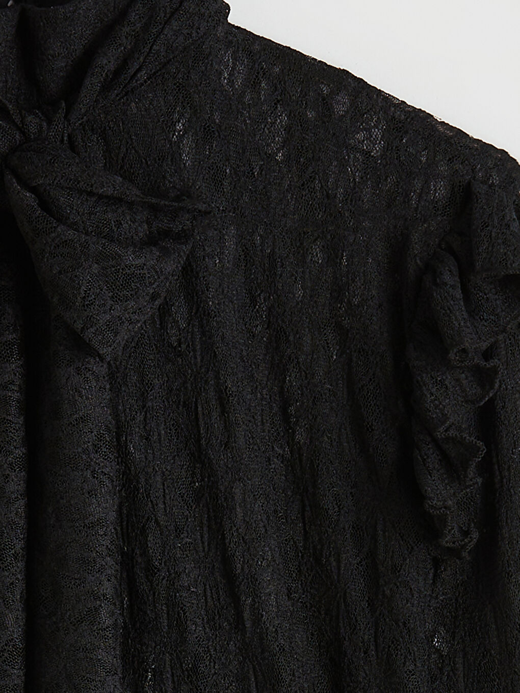 Siyah Fular Yaka Dantelli Bluz	-4