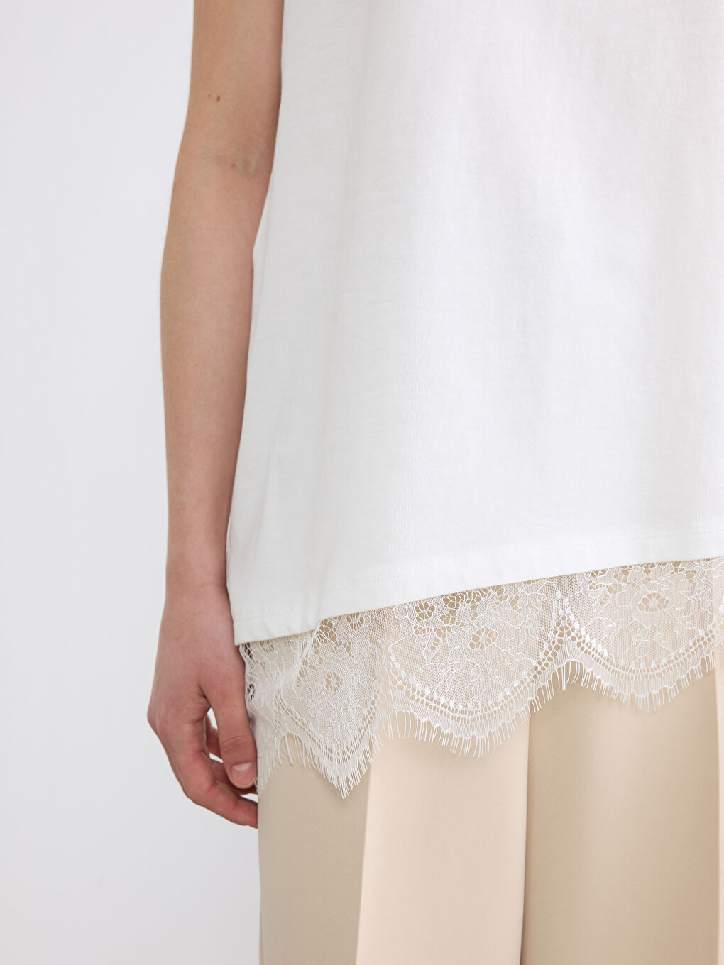 Crew Neck Lace Detailed Women's T-Shirt-2