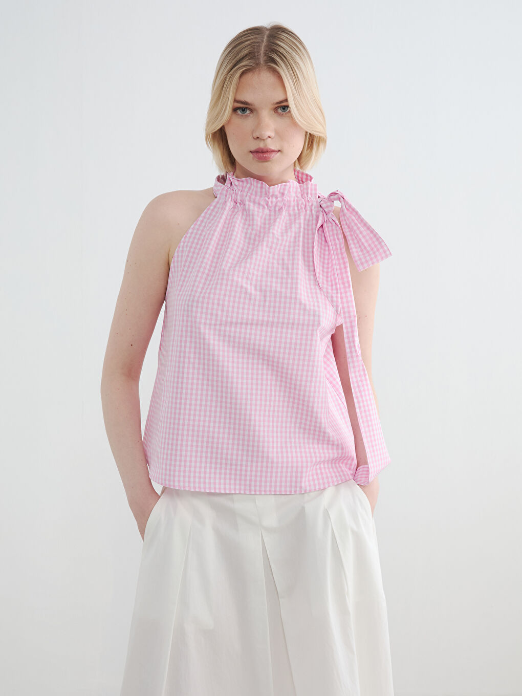 Pembe Halter Yaka Ekose Fiyonk Detaylı Bluz
