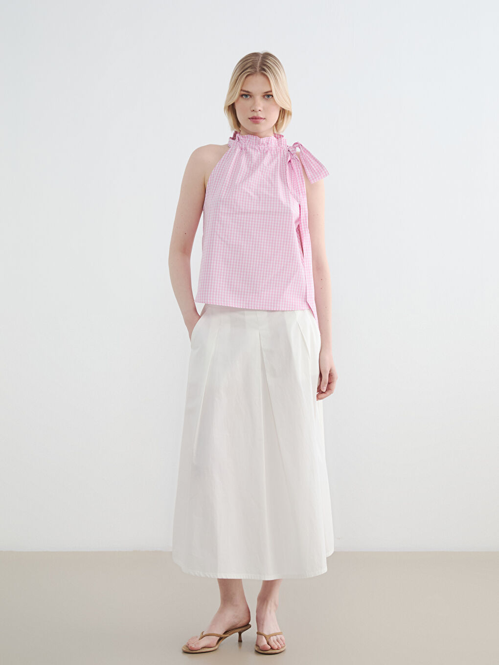 Pembe Halter Yaka Ekose Fiyonk Detaylı Bluz-1