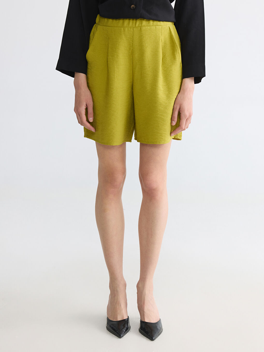 Elastic Waist Women's Pleated Shorts-1