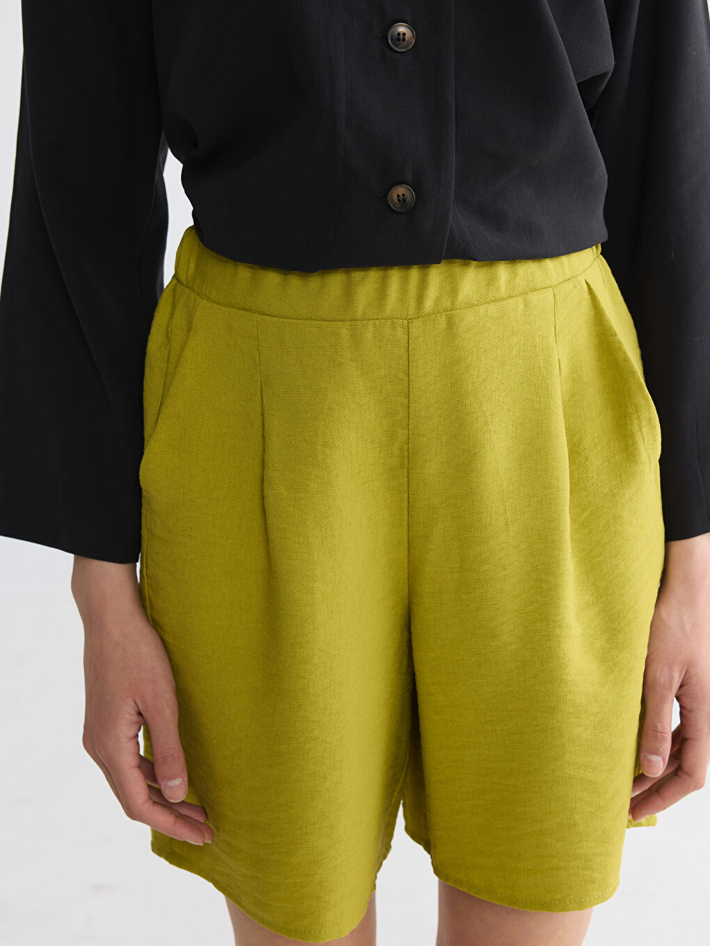 Elastic Waist Women's Pleated Shorts-2
