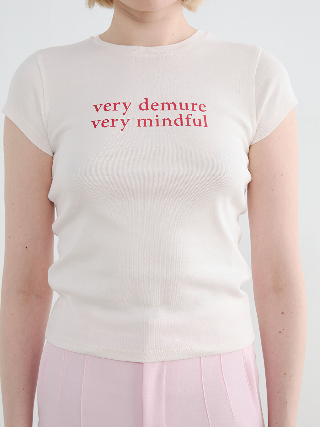 تیشێرتی ژنانه‌ چاپکراو به‌ قۆڵی كرو-2