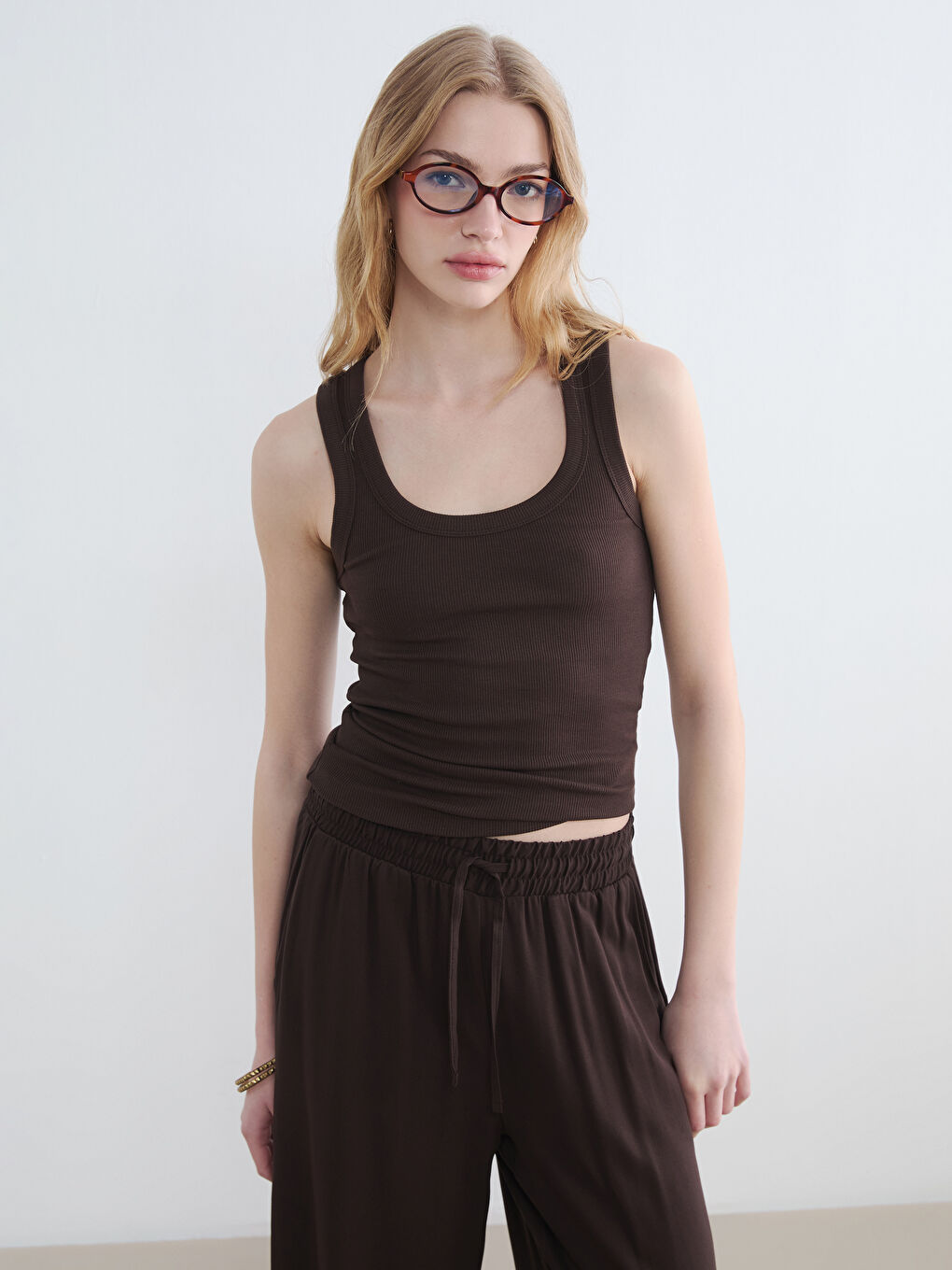 Kahverengi U Yaka Kadın Atlet