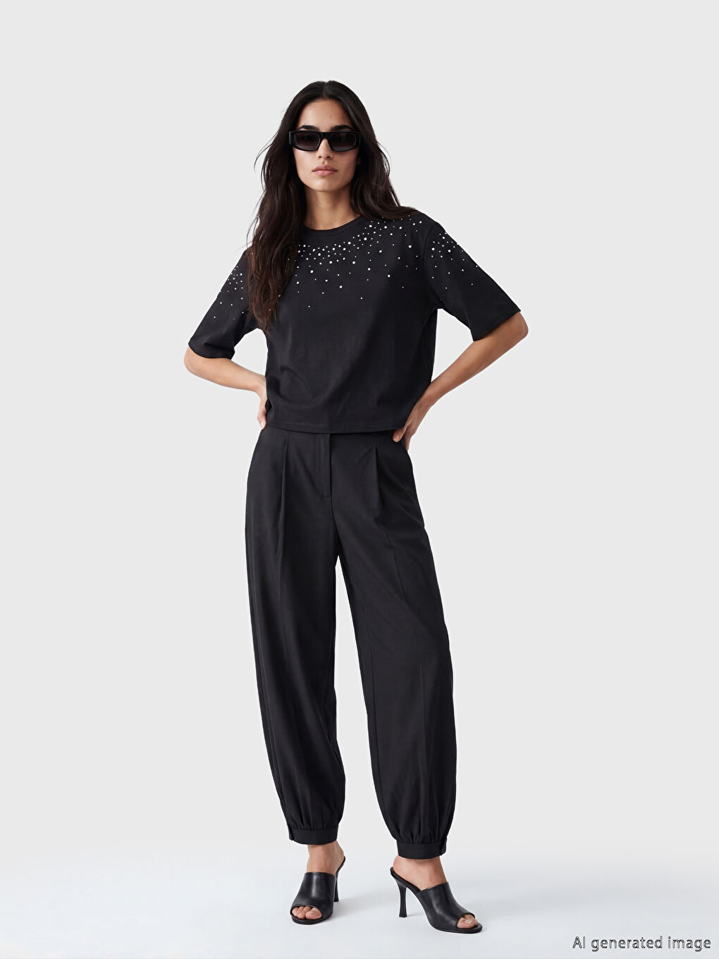 Antrasit Bisiklet Yaka Taşlı Kadın Tişört-1