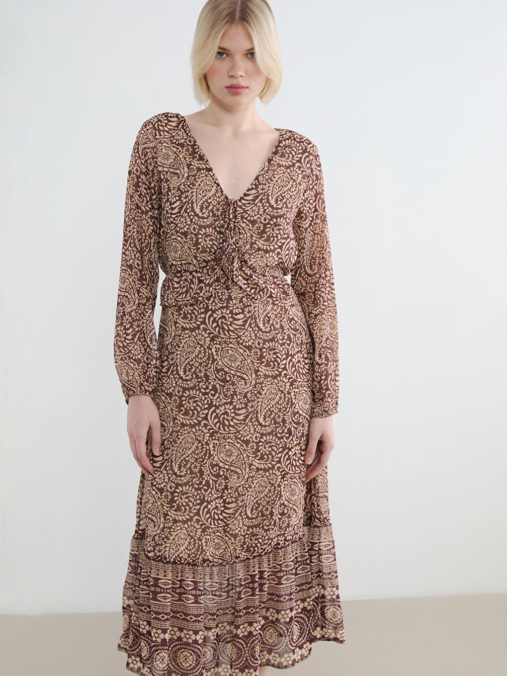 Платье с V-образным вырезом и узором