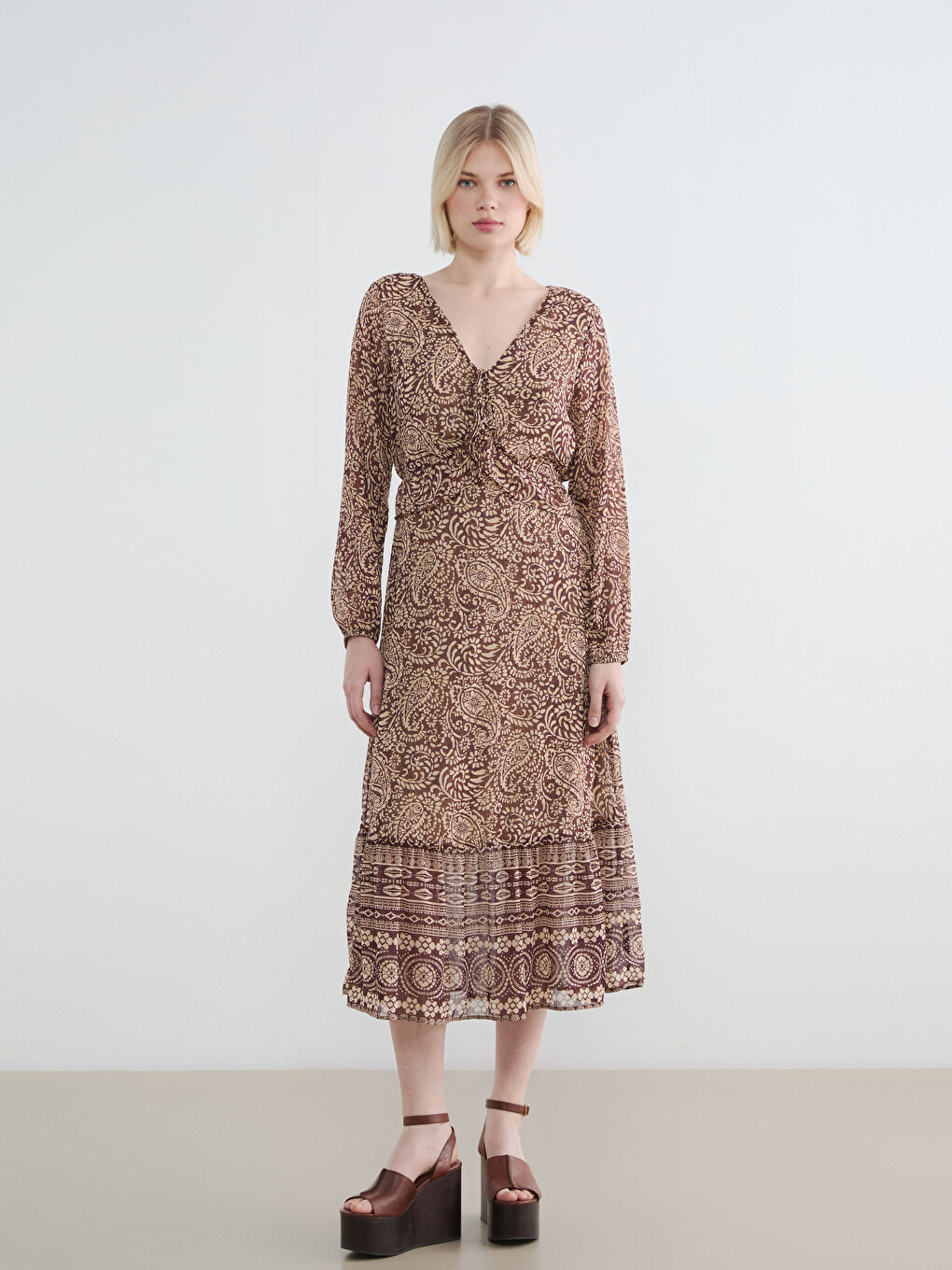 Платье с V-образным вырезом и узором-1
