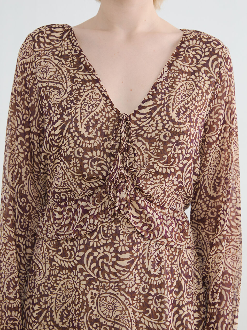 Платье с V-образным вырезом и узором-2