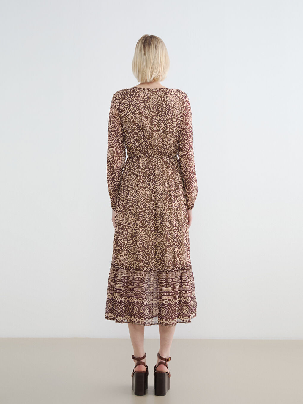 Платье с V-образным вырезом и узором-3