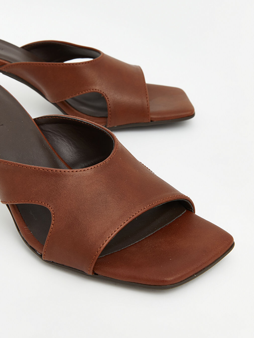 Kahverengi Küt Burun Kadın Topuklu Sandalet-2