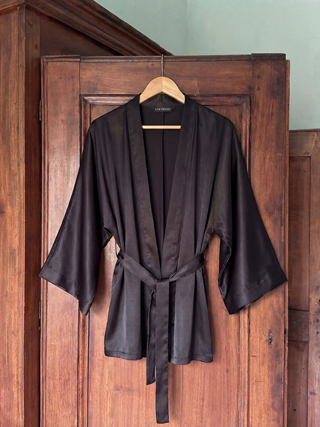 Siyah Şal Yaka Kadın Saten Sabahlık