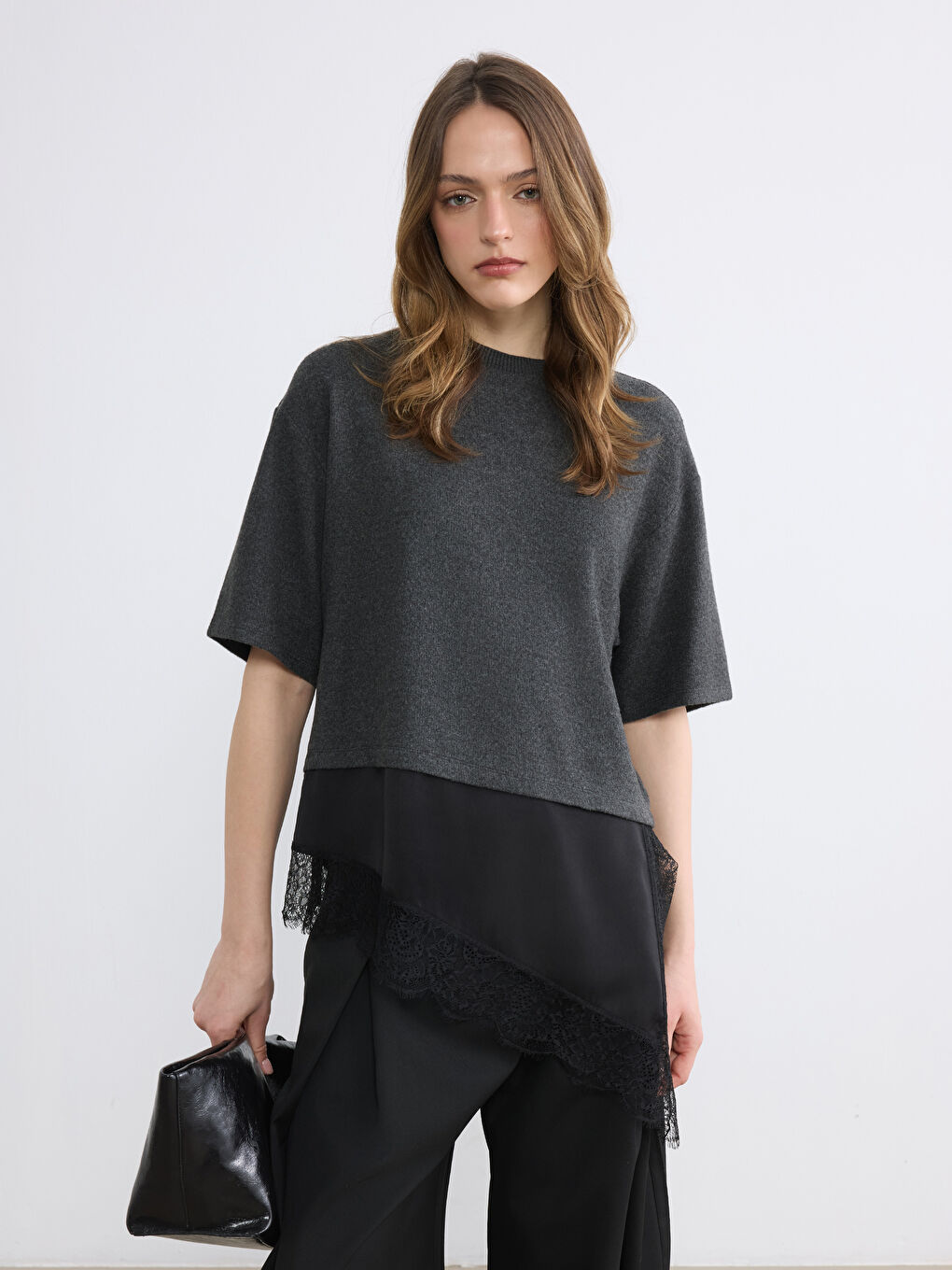 Pull en maille pour femme à col rond et coupe asymétrique