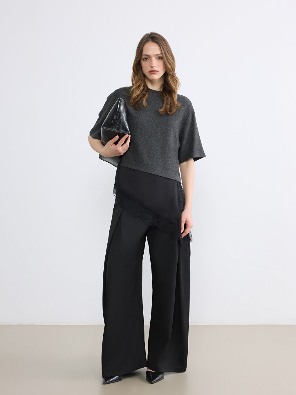 Pull en maille pour femme à col rond et coupe asymétrique-1