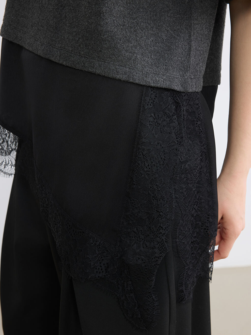 Pull en maille pour femme à col rond et coupe asymétrique-2