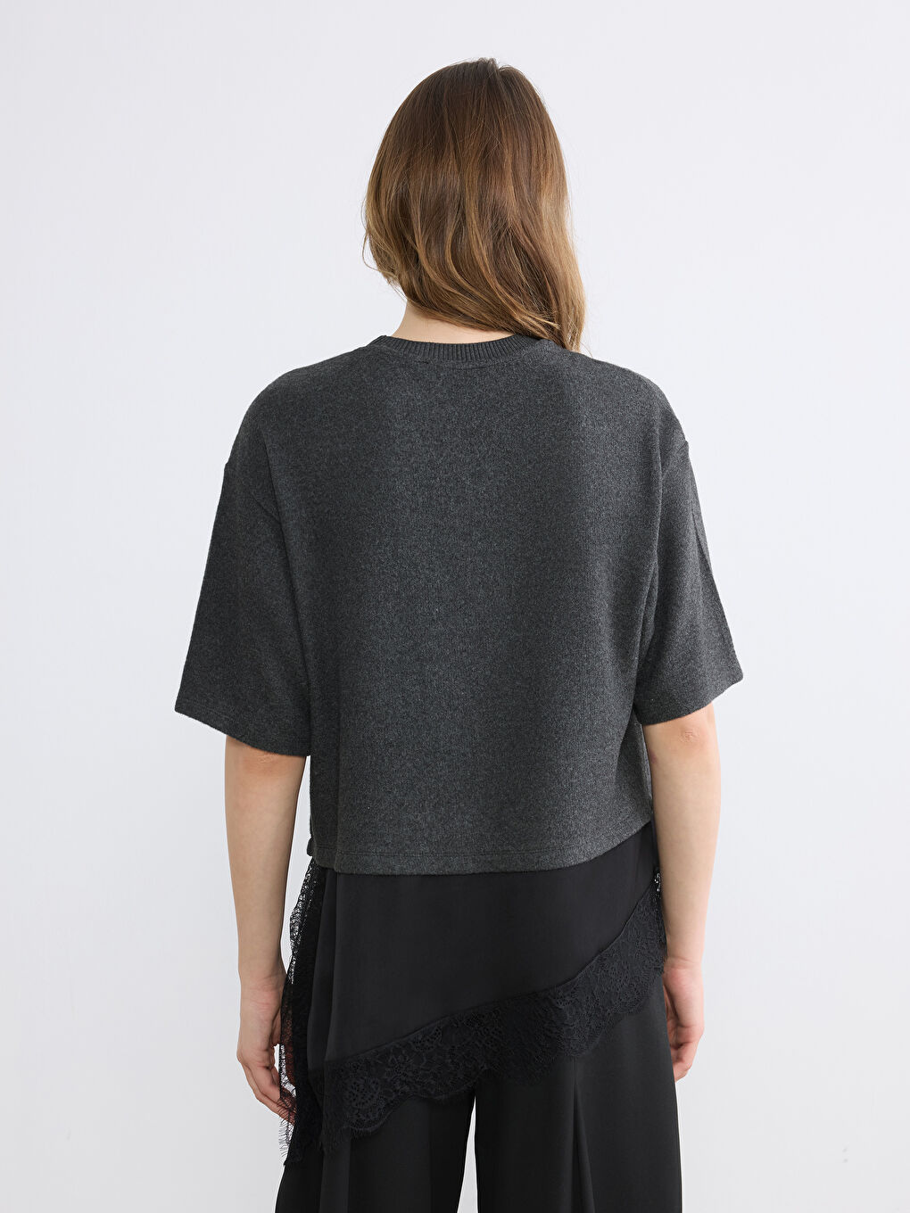 Pull en maille pour femme à col rond et coupe asymétrique-3