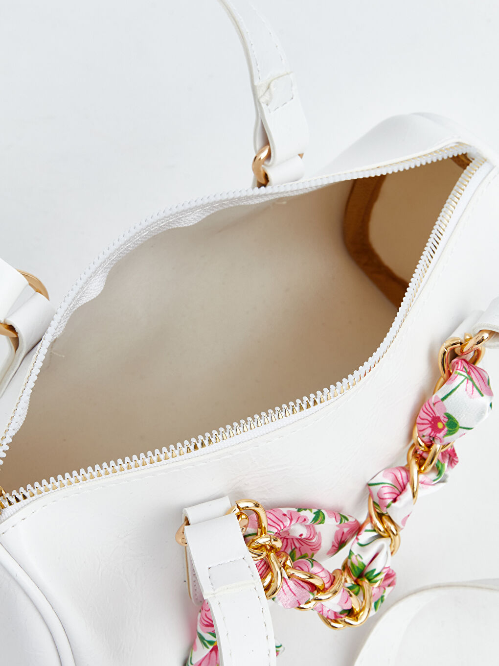 Beyaz Zincir Detaylı Deri Görünümlü Kadın Omuz Çantası-2