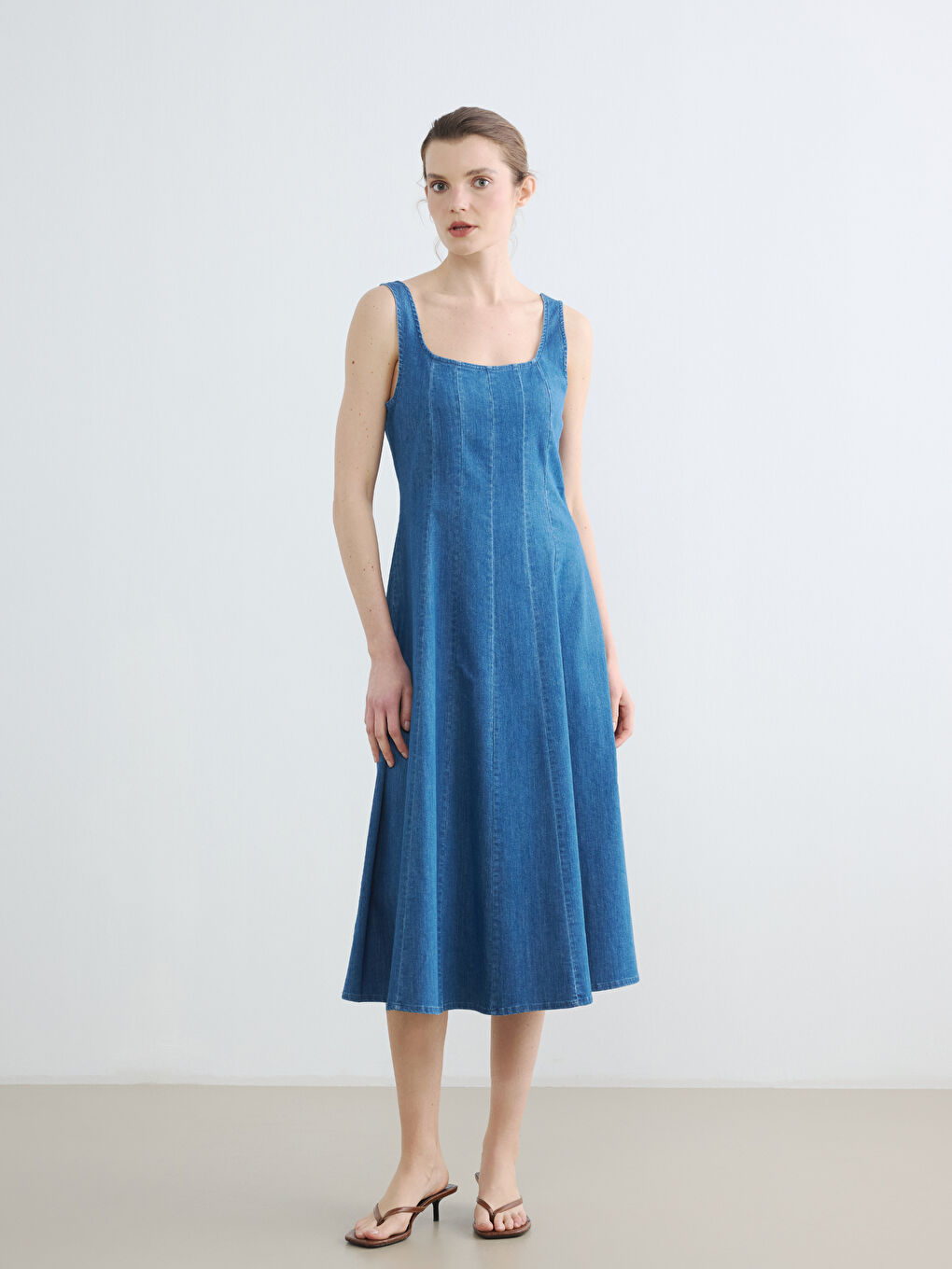 Ausgestelltes Denim-Kleid mit quadratischem Ausschnitt