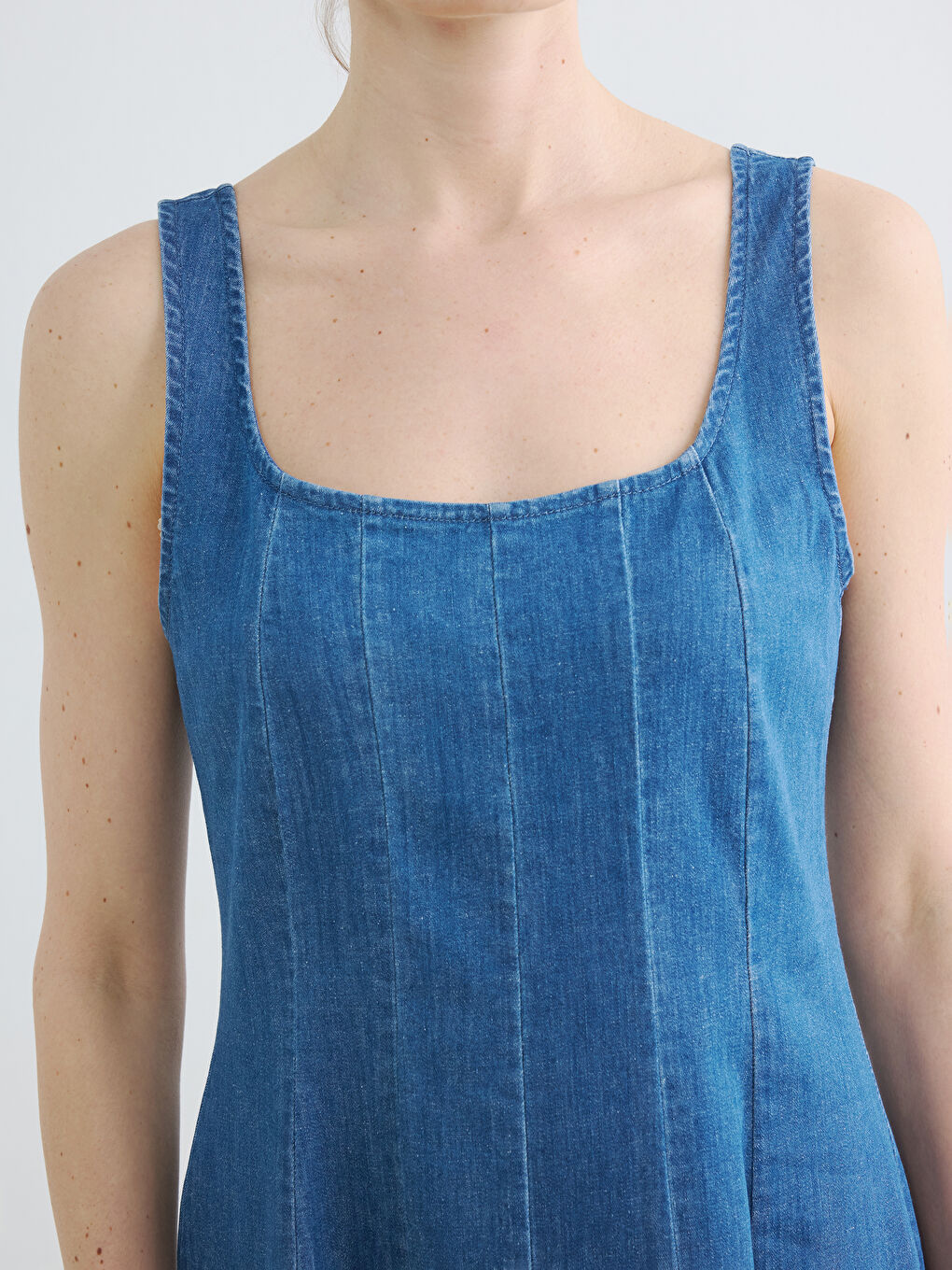 Ausgestelltes Denim-Kleid mit quadratischem Ausschnitt-2