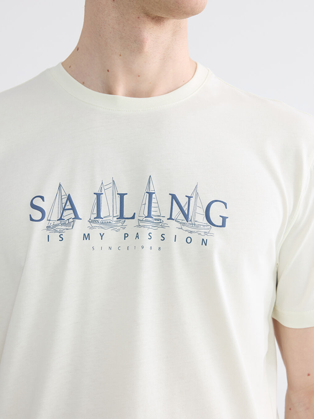 تي شيرت رجالي مطبوع بكول مدور-4