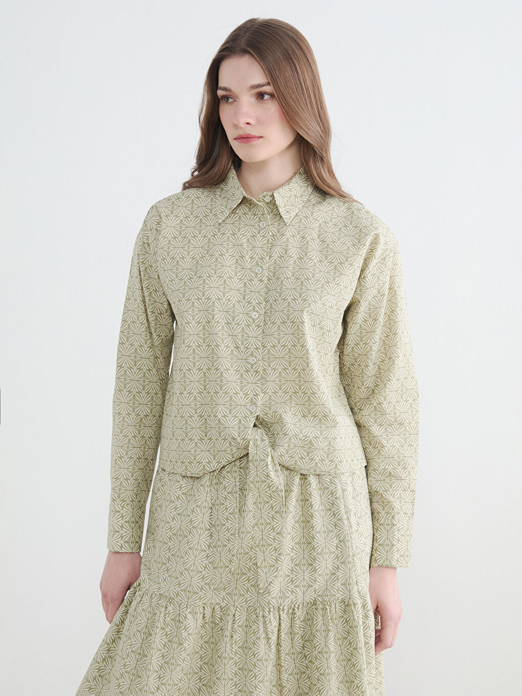 Yeşil Bağlama Detaylı Desenli Kadın Gömlek