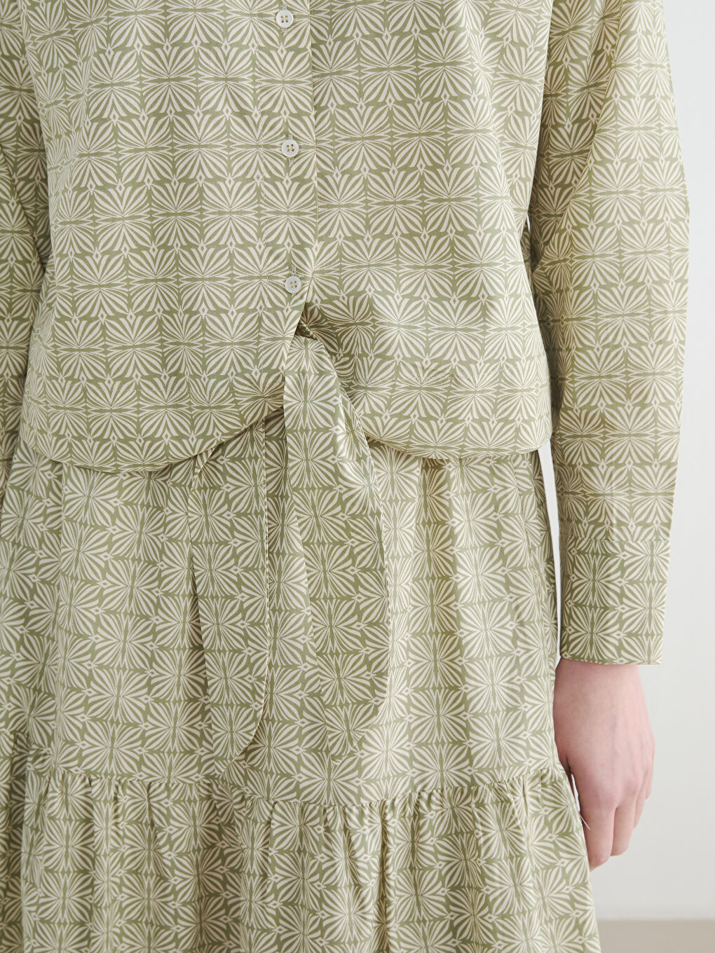 Yeşil Bağlama Detaylı Desenli Kadın Gömlek-2
