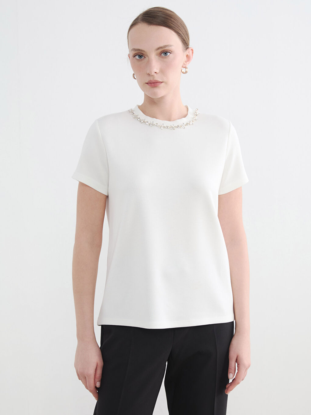 Beyaz Bisiklet Yaka Taşlı Kadın Tişört