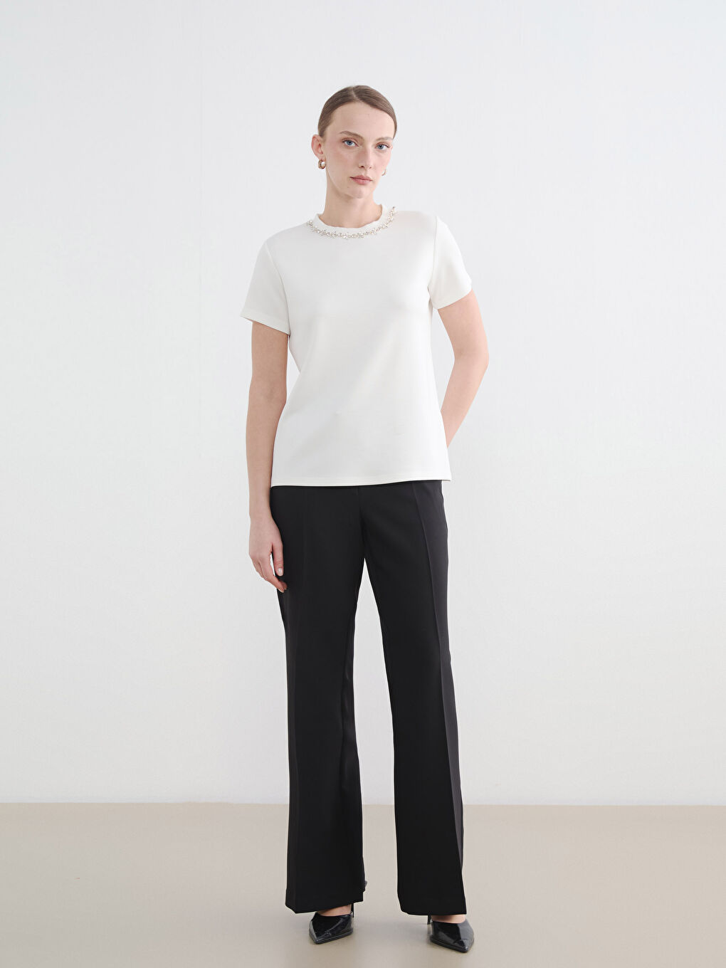 Beyaz Bisiklet Yaka Taşlı Kadın Tişört-1