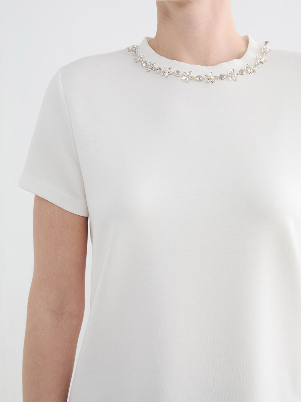 Beyaz Bisiklet Yaka Taşlı Kadın Tişört-2