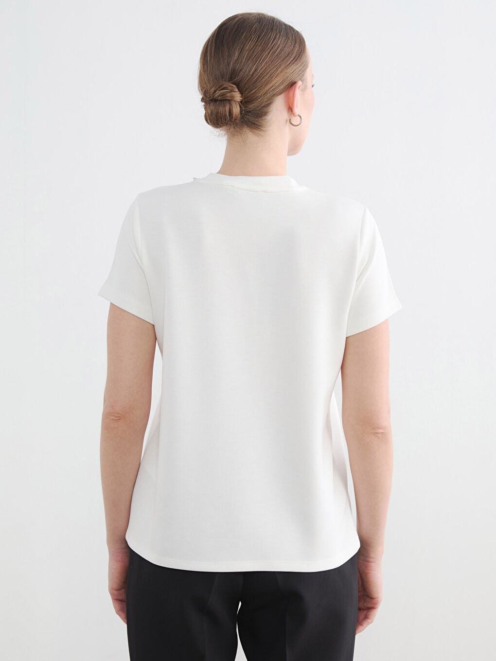 Beyaz Bisiklet Yaka Taşlı Kadın Tişört-3