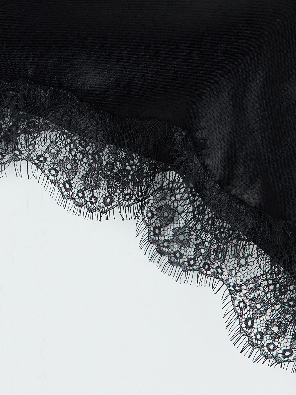 Siyah Beli Lastikli Dantel Detaylı Saten Etek-7