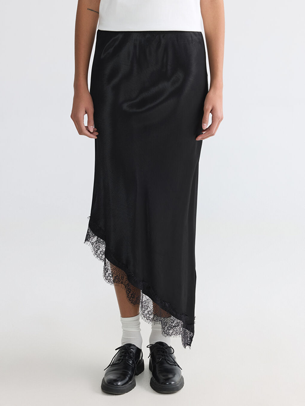 Siyah Beli Lastikli Dantel Detaylı Saten Etek-1