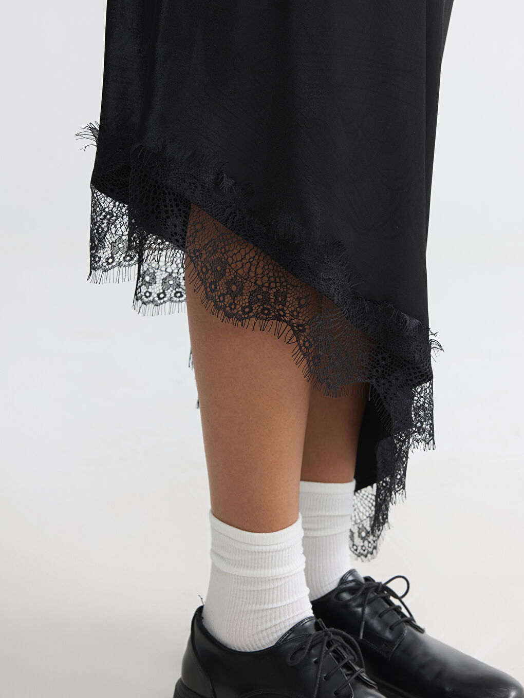 Siyah Beli Lastikli Dantel Detaylı Saten Etek-2