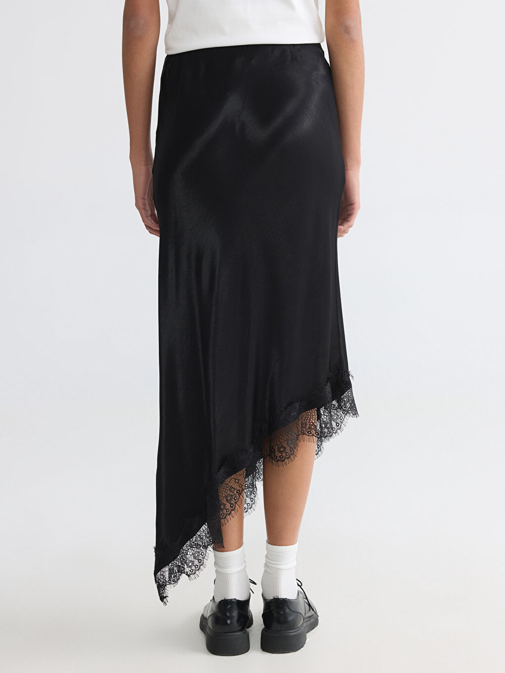 Siyah Beli Lastikli Dantel Detaylı Saten Etek-3