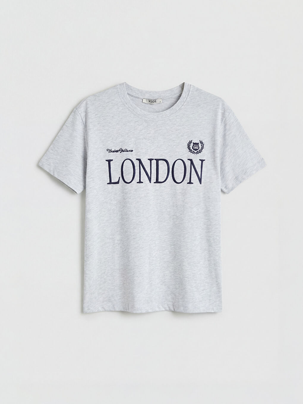 Gri Bisiklet Yaka London Nakışlı Kadın Tişört