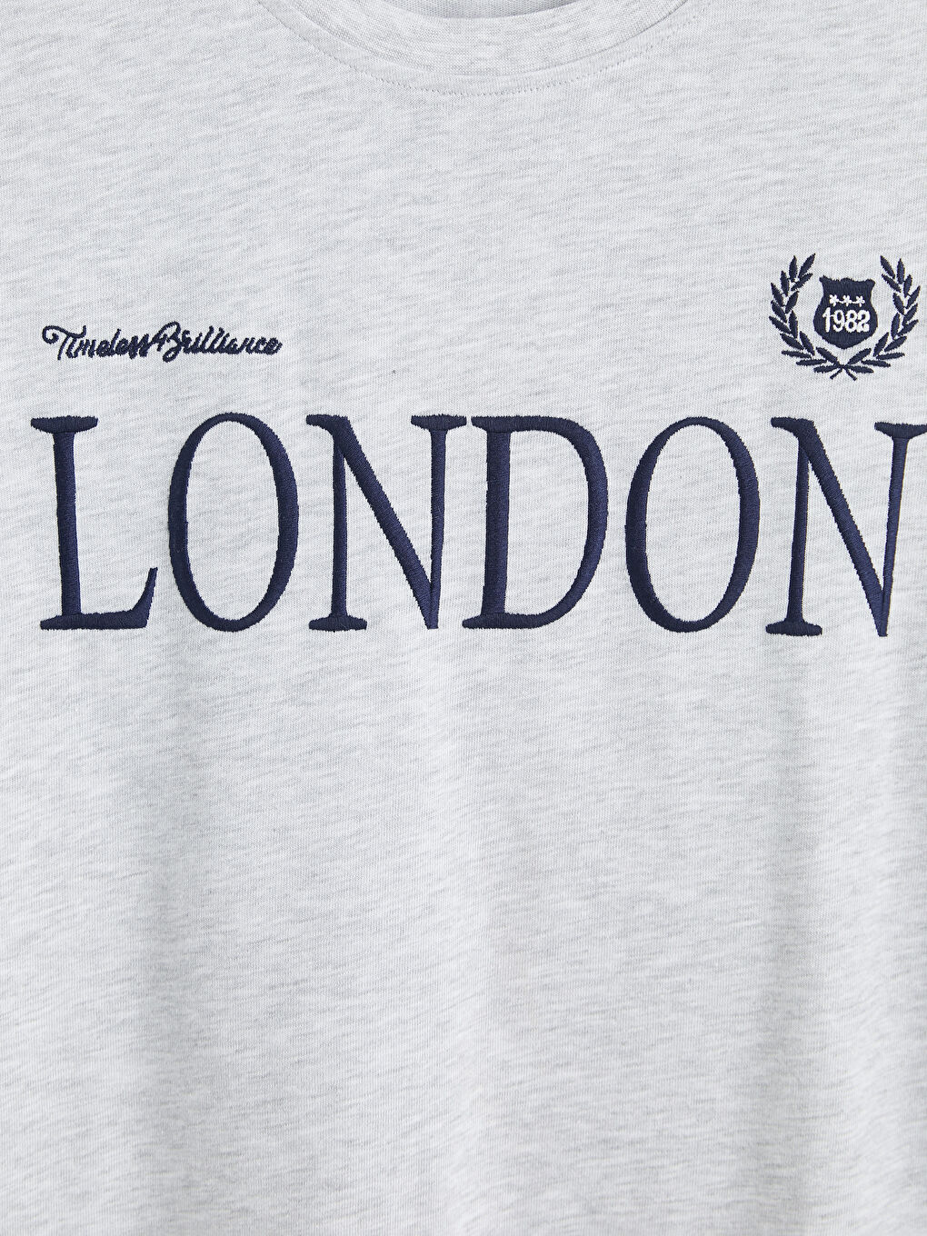 Gri Bisiklet Yaka London Nakışlı Kadın Tişört-2