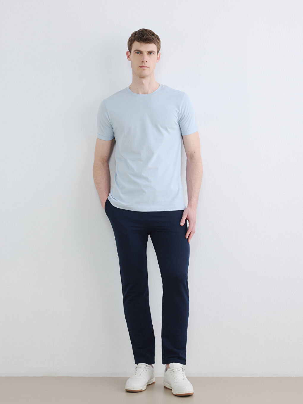 بنطال رياضي رجالي بقصة عادية