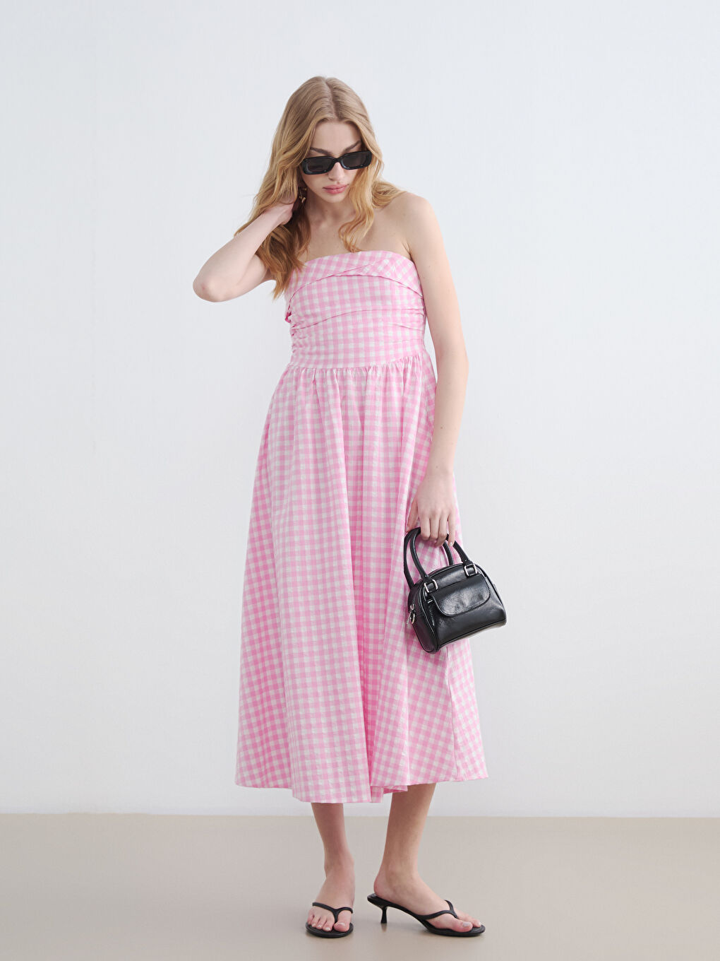 Рокля без презрамки с каре и набирания за жени