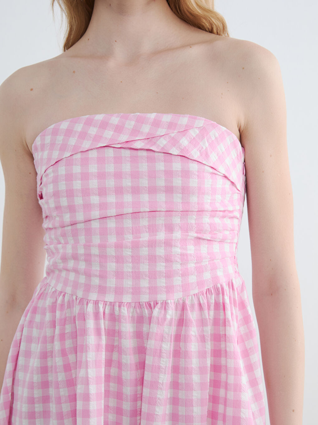 Рокля без презрамки с каре и набирания за жени-2