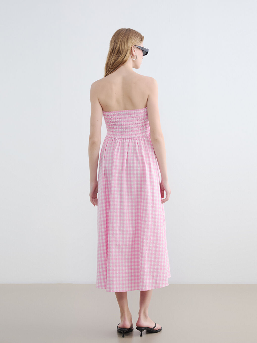 Рокля без презрамки с каре и набирания за жени-3