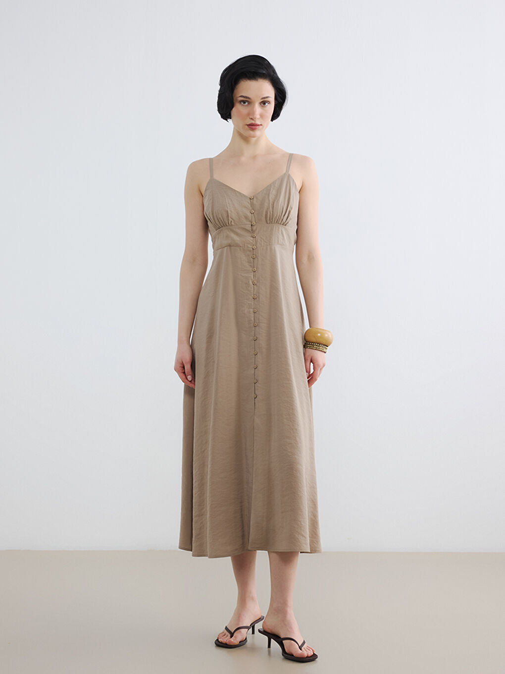 Kahverengi V Yaka İp Askılı Büzgülü Elbise-1