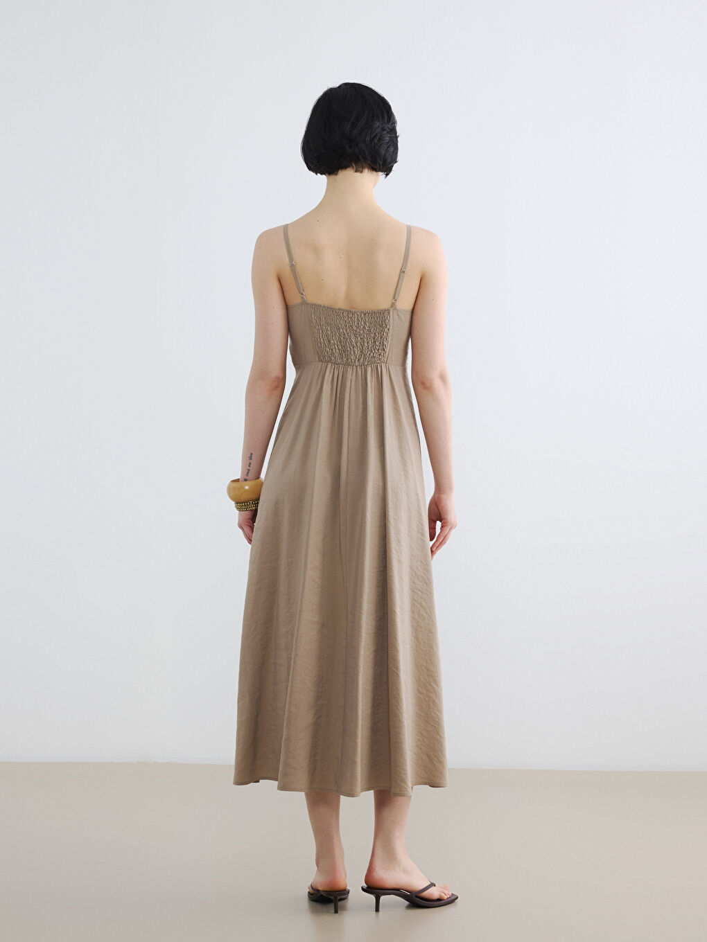 Kahverengi V Yaka İp Askılı Büzgülü Elbise-3