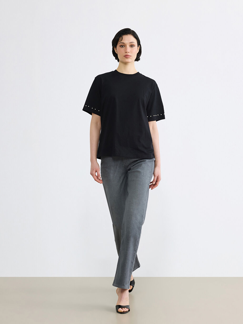 Siyah Bisiklet Yaka Boncuk İşlemeli Kadın Tişört-2
