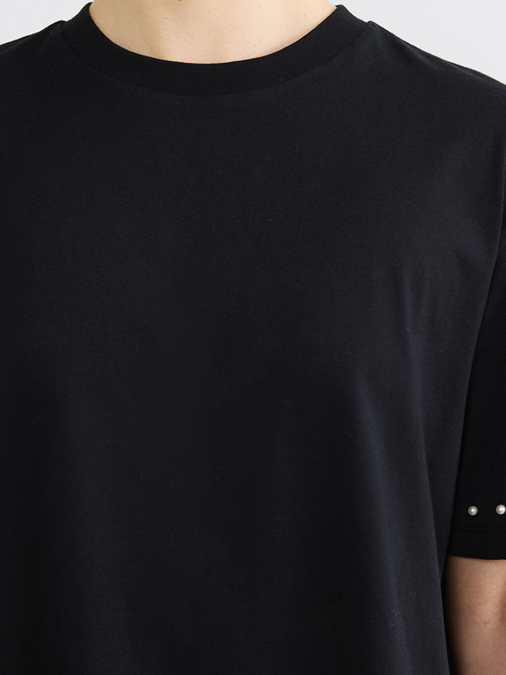 Siyah Bisiklet Yaka Boncuk İşlemeli Kadın Tişört-3