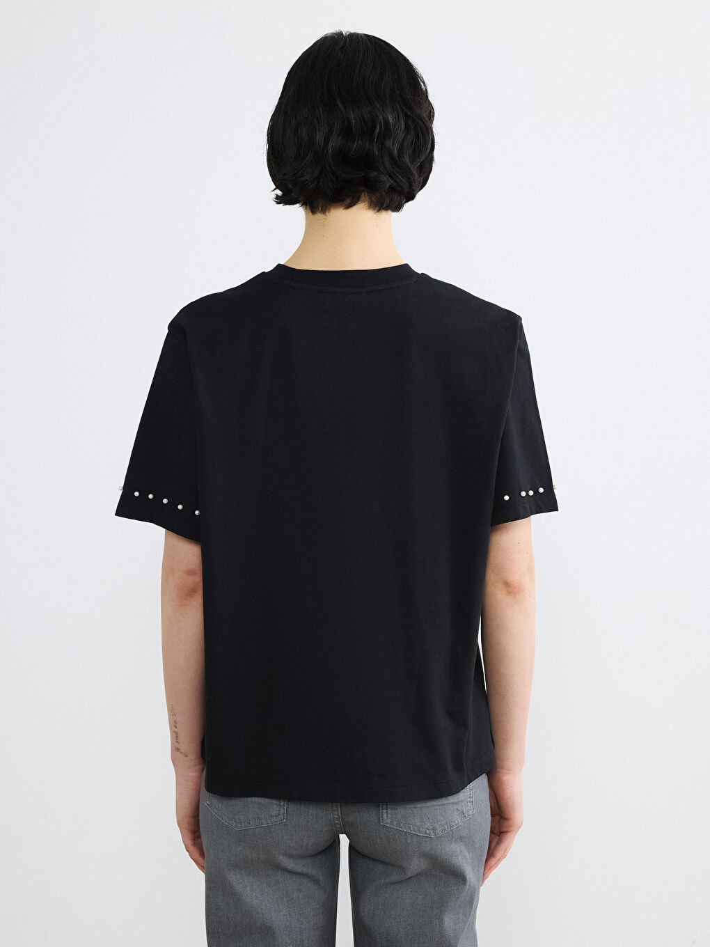 Siyah Bisiklet Yaka Boncuk İşlemeli Kadın Tişört-4