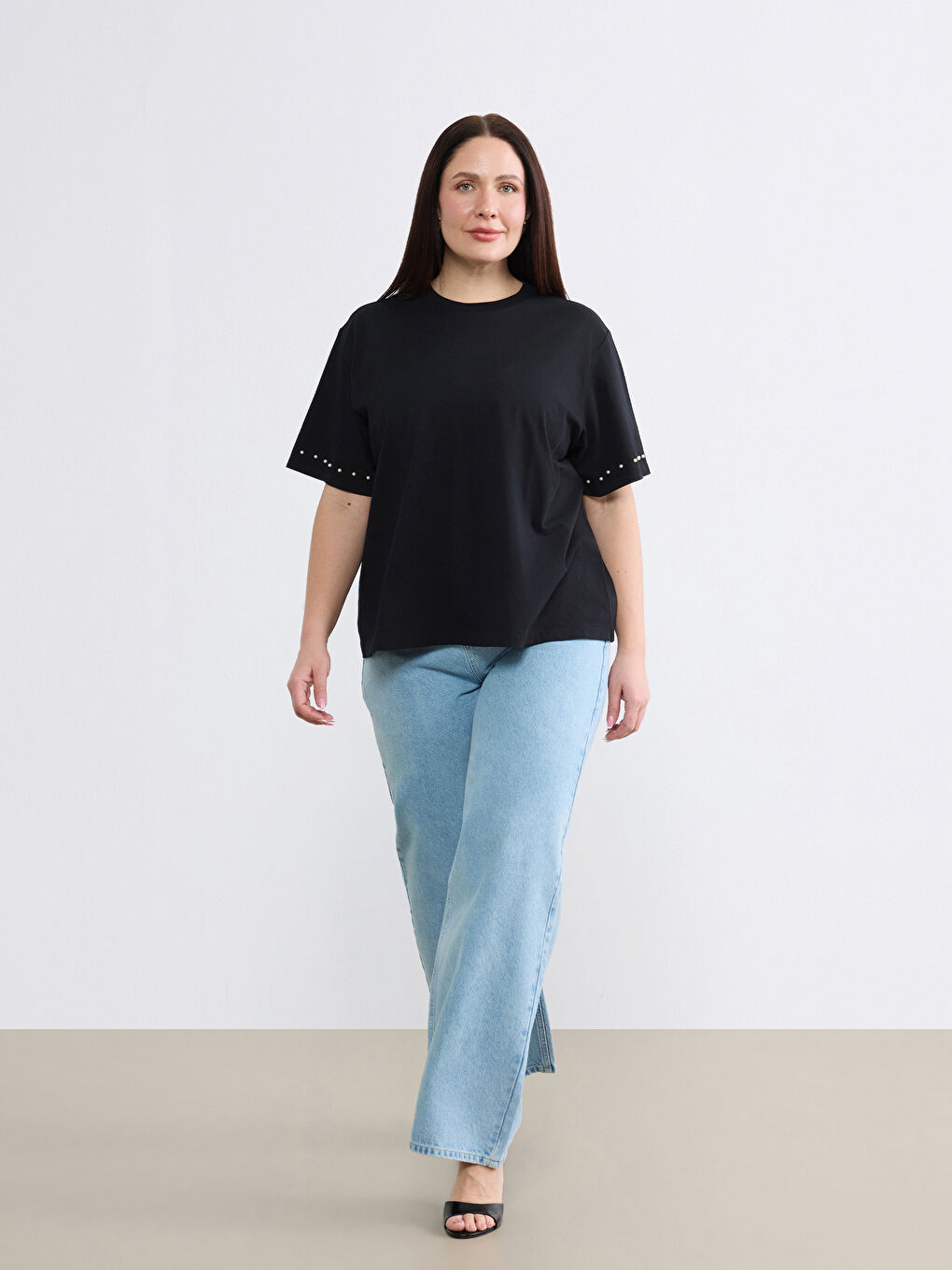 Siyah Bisiklet Yaka Boncuk İşlemeli Kadın Tişört-5