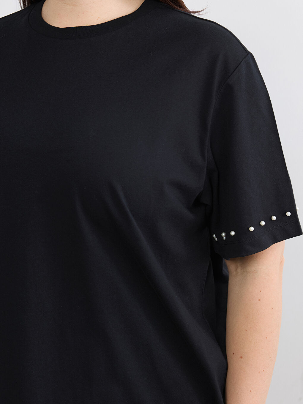 Siyah Bisiklet Yaka Boncuk İşlemeli Kadın Tişört-6